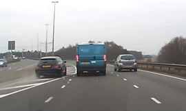 Ôtô Mercedes vượt nguy hiểm, gây tai nạn cho 2 xe khác