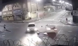 Tông đuôi ôtô giữa giao lộ, sedan 'chuồn' khỏi hiện trường