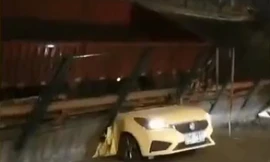 Cầu vượt đổ sập, đè lên hàng loạt xe đang di chuyển trên đường