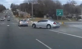 Sedan phanh cháy bánh chuyển hướng, mất lái giữa giao lộ