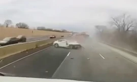 Sedan chui giữa hai xe container, bị đè 'bẹp dí'