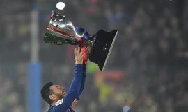 Nhìn gần Messi và đồng đội ở Barca hân hoan nâng Cup La Liga