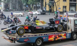 Bắt gặp xe đua F1 diễu hành trên đường phố Thủ đô