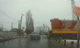 Liều mình qua đường ray, sedan nhận 'cái kết đắng'