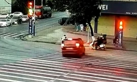 Cảnh sát chạy thoát khỏi ô tô sắp va chạm