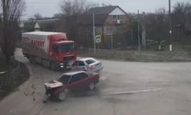 Hai sedan tông thẳng vào nhau giữa giao lộ