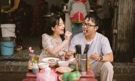 Đôi trẻ Mỹ Tho chụp ảnh cưới ở hàng hủ tiếu