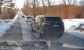 SUV 'chơi khăm' ôtô đang vượt lên