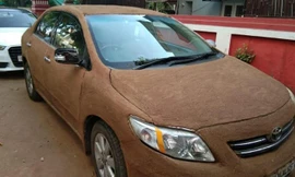 Người phụ nữ Ấn Độ dùng phân bò phủ lên ôtô để chống nóng