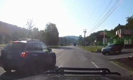 Rẽ sang đường bất ngờ, SUV va chạm với ôtô đi sau