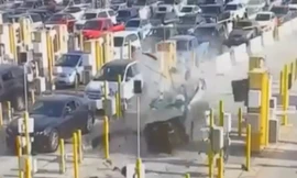 Tài xế đâm nát cổng, lao qua biên giới Mỹ - Mexico