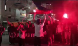 CĐV Philippines đốt pháo sáng cổ vũ đội nhà bên ngoài sân Rizal Memorial