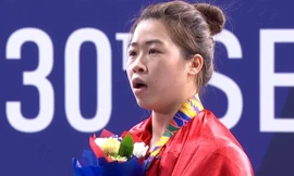 VIDEO: Hoàng Thị Duyên 'mắt ngấn lệ' khi được trao HCV cử tạ nữ