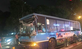 Chiếc xe buýt tông sập rào chắn