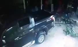 Tài xế say xỉn lái chiếc xe bán tải tông vào nhà dân