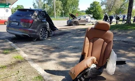 SUV hạng sang Audi Q7 vỡ đôi sau khi đâm vào cột điện