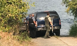 Tài xế lao SUV xuống sông để nạp thêm nước làm mát