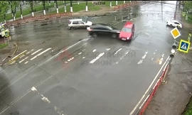 SUV vượt đèn đỏ đâm ôtô khác 'lăn quay' giữa giao lộ