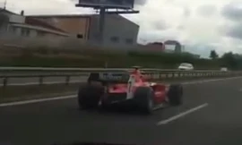 Bắt gặp xe đua F1 lao vun vút trên đường cao tốc