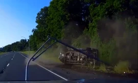 SUV tự lao vào rào chắn cao tốc ở vận tốc hơn 100 km/h