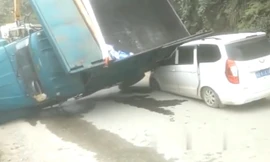 Xe tải vượt ẩu, lật nhào vào ôtô ngược chiều