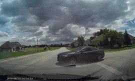 Sang đường bất cẩn, Mazda 3 bị húc bay khỏi đường