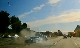 Chuyển làn không hợp lý, sedan bị 'gậy ông đập lưng ông'