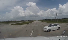 Container lao thẳng vào xe sang Lexus đang qua đường