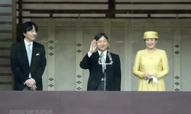 Người dân xếp hàng chờ đón lần đầu xuất hiện của tân Nhật hoàng