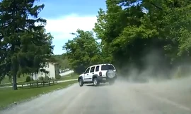 Vượt ẩu, xe Jeep mất lái rồi lật nhào