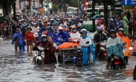 Nhà dân ngập nặng sau cơn mưa xối xả ở Sài Gòn