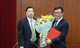 Phó Trưởng ban Tuyên giáo Trung ương Lê Mạnh Hùng trao Quyết định và tặng hoa chúc mừng đồng chí Tống Văn Thanh. (Ảnh: HMT)