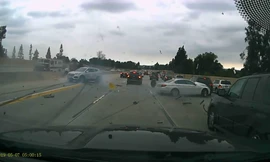 Hàng loạt ôtô bị kéo vào tai nạn liên hoàn với tốc độ cao