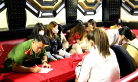 Hàng chục nhân viên quán hát chạy tán loạn khi thấy cảnh sát