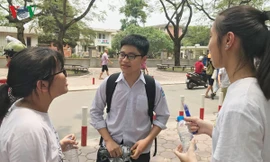 Đề thi Ngoại ngữ vào lớp 10 trường chuyên khó hơn đề thi thử