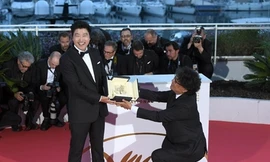 Đạo diễn Hàn quỳ gối trao lại giải Cành Cọ Vàng cho nam chính