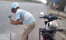 Sợ người dân gặp nạn, 2 thợ đá đục mảng bê tông gây 'sốt' mạng xã hội