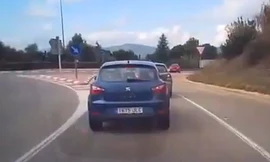 Hai ôtô 'cà khịa' nhau và cái kết đắng