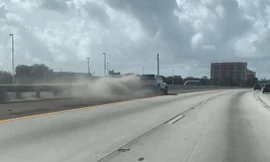 Lái xe say xỉn, lái ôtô đâm dải phân cách gãy bánh