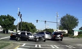 Xe cảnh sát tông ôtô lật nhào giữa giao lộ