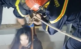 Cứu một phụ nữ kẹt trong giếng thang máy ở TP.HCM