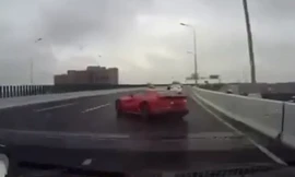 Siêu xe Ferrari phóng nhanh, mất lái trên cao tốc