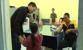 Võ Xuân Hưng bật khóc khi gặp con gái.