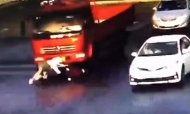 Cô gái thoát chết dưới gầm xe tải nhờ 'tuyệt kỹ'