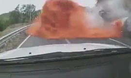 Cua gấp tốc độ cao trên đường đèo, container đổ sập