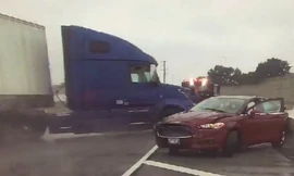 Xe container mất lái đâm vào hiện trường tai nạn