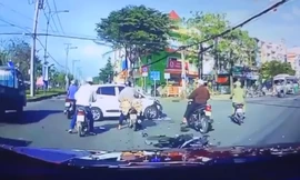 Lao vào ôtô, người lái xe máy 'bay như chim'