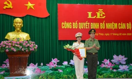 Thiếu tướng Lê Tấn Tới, Cục trưởng Cục Tổ chức cán bộ trao quyết định của Bộ trưởng Công an bổ nhiệm thượng tá Võ Thị Hoài Ngọc giữ chức vụ Phó Giám đốc Công an Đồng Tháp.