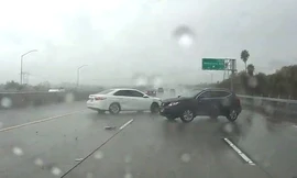 Tăng tốc trên đường mưa, SUV Nissan 'gây họa' cho Toyota Camry