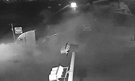 Tài xế ngủ gật khiến xe tải lao khỏi cầu vượt